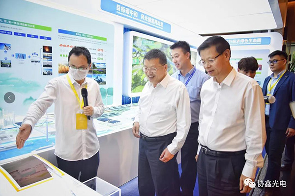 国家能源局局长章建华国际能源变革对话闭门会议间隙考察佰利乐展台